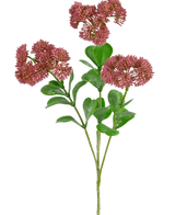 En kunstig gren Sedum 56 cm pink med grønne blade og bundter af små, runde, tjavsede pink-røde blomster mod en hvid baggrund.