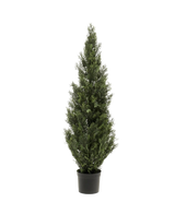 Den kunstige plante nåletræ UV 120cm, en høj og smal kunstig grøn stedsegrøn med tætte grønne blade i en lille sort potte, er vist mod en almindelig hvid baggrund.