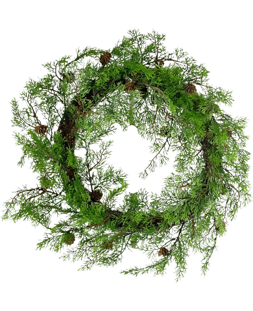 Den kunstige fyrretræskrans 50 cm grøn er en rund krans lavet af grønne fyrregrene og små brune fyrrekogler, arrangeret i en naturlig, rustik stil mod en hvid baggrund.