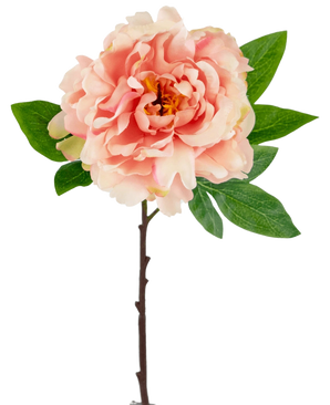 De Kunstbloem Pioenroos 61 cm zacht roze is een roze kunstpioen met gelaagde bloemblaadjes en een geel hart op een steel met groene bladeren, tegen een witte achtergrond.