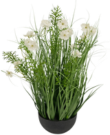 Den hvide Gesang Flower løggræspotte med kunstgræs (56 cm, brandhæmmende) har høje, græslignende grønne blade og sarte hvide blomster i en sort potte for et frodigt, naturligt udseende.