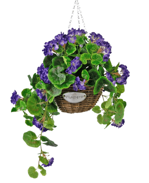Artificial Begonia lilla i kurv UV 70cm er en hængende flettet kurv med grønne blade og levende lilla blomster, ophængt i en sølvkæde og forsynet med en lille metaletiket med teksten "Flowers.
