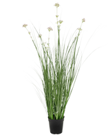 Kunstgræs Porre Blomster Løg Græspotte 90 cm brandhæmmende middel har lange, tynde grønne blade og blege blomsterklaser i en sort potte, mod en almindelig hvid baggrund.