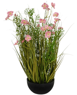 Kunstgræs pink Gesang Blomsterløg græspotte 56cm brandhæmmende har en sort potte med langt grønt kunstgræs og bløde pink-hvide blomster, perfekt til et stilfuldt interiør på en hvid baggrund.