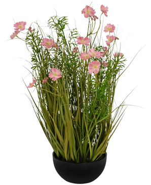 Den kunstgræs lyserøde Gesang Blomsterløggræspotte 56cm brandhæmmende har en sort potte med langt grønt kunstgræs og bløde lyserøde-hvide blomster, perfekt til et stilfuldt interiør på en hvid baggrund.