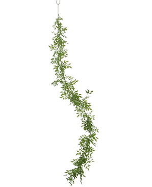 The Artificial Vine Plant Bamboo 182 cm er en lang grøn guirlande med små kviste og blade, der hænger lodret fra en metalring mod en almindelig hvid baggrund.