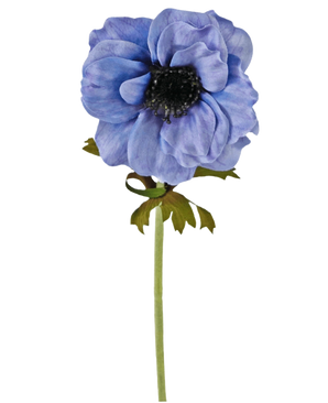 En enkelt kunstig blomsteranemone 35 cm blå med flæseblå kronblade, et mørkt hjerte og en grøn stilk med et par blade mod hvid baggrund.