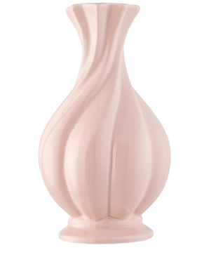 De Vaas Little Fairy 26 cm roze is een glanzende, lichtroze vaas van keramiek met een uitlopende rand en gebeeldhouwde wervelende groeven, ideaal voor het uitstallen van een zijden kunstbloemen boeket. Afgebeeld tegen een effen witte achtergrond.