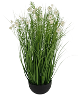 Den hvide Gesang Blomsterløggræskrukke er en 90 cm brandhæmmende kunstig plante med lange, tynde grønne blade og sarte hvide blomster i en rund sort potte, mod en almindelig hvid baggrund.