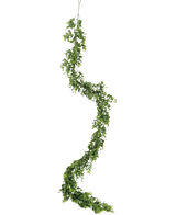 Den kunstige vinplante Pumila 182 cm har en lang, snoet grøn vinstok med små blade, som hænger lodret mod en almindelig hvid baggrund.