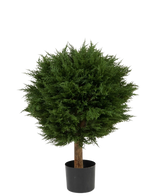 Artificial Plant Conifer Deluxe UV 80 cm har en rund, tæt grøn bladkugle på en enkelt brun stilk, i en sort potte og mod en almindelig hvid baggrund.