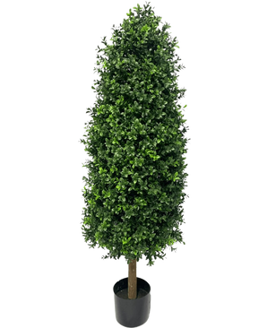 Artificial Plant Buksbom Pyramid UV 120 cm er en høj, kegleformet kunstig plante med tætte grønne blade i en lille sort potte, perfekt til enhver have. Den har UV-beskyttelse for at bevare sit livlige udseende mod en almindelig hvid baggrund.