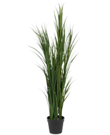 Artificial Grass Green UV 150cm er en høj kunstgræsplante med lange, slanke grønne blade i en lille sort potte, afbildet mod en almindelig hvid baggrund.