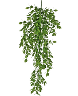 Den kunstige hængeplante Jasmin 70 cm har tætte klynger af små grønne blade, der falder naturligt ned og skaber en frodig, draperende effekt mod en hvid baggrund.