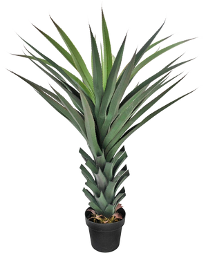 Den kunstige plante Agave Pandora UV 120 cm har lange, spidse grønne blade, der spredes fra en tyk, lagdelt stilk, mod en almindelig hvid baggrund.