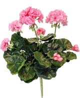 Den Artificial Geranium 40 cm pink har lyserøde blomster og runde grønne blade på lange stængler, som viser skønheden af ​​en lyserød kunstig plante eller falsk geranium mod en hvid baggrund.