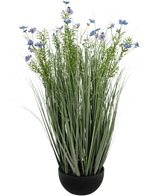 Kunstgræs-lilla Gesang Flower løggræspotte (90 cm, brandhæmmende) har højt, tyndt grønt kunstgræs og sarte lyslilla blomster i en sort potte, mod en hvid baggrund.