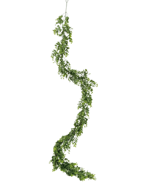 Den kunstige vinplante Pumila 182 cm har en lang, snoet grøn vinstok med små blade, som hænger lodret mod en almindelig hvid baggrund.