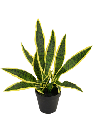 En kunstig plante Sansevieria Laurentii 44 cm i dekorativ potte med lange, opretstående grønne blade, gule kanter og mørke striber er vist mod en almindelig hvid baggrund.