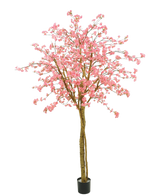 De Kunstboom Kersenbloesem roze 240 cm heeft roze bloemen, bruine takken en een zwarte pot tegen een effen witte achtergrond.
