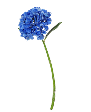 Den kunstige blomst Charlotte Hydrangea Real Touch mørkeblå er en enkelt blå kunstig hortensia med grøn stilk og blade, 55 cm høj, isoleret på en hvid baggrund.
