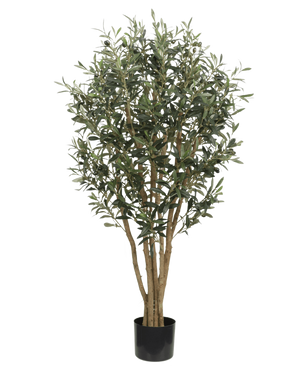 De Kunst olijfboom UV 120 cm heeft slanke lichtbruine stammen en dichte groene bladeren, is UV-bestendig voor blijvende schoonheid buitenshuis en wordt geleverd in een eenvoudige zwarte pot - ideaal als kunstplant buiten tegen elke achtergrond.