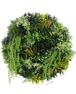 De Kunsthaag op Zwart Frame Ø100 cm heeft een cirkelvormig arrangement van verschillende groene planten en gebladerte, waaronder varens, slingerende wijnranken en bladeren met gele punten, met verschillende bladvormen en texturen tegen een witte achtergrond.