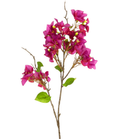 Den kunstige blomst Bougainvillea 90 cm lilla har livlige magenta-lilla blomster og grønne blade på slanke brune stængler mod en almindelig hvid baggrund.