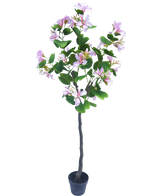 Den kunstige plante Judas 150 cm er en kunstig plante i en krukke med grønne blade og talrige lyserøde blomster mod en almindelig hvid baggrund.