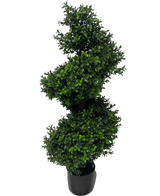 Artificial Boxwood Spiral Roman Style UV 90cm er en spiralformet kunstig topiary plante med tætte grønne blade i en sort potte, mod en almindelig hvid baggrund.