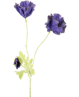 De Kunstbloem Papaver 73 cm heeft twee lange, slanke groene stelen met drie gekreukelde paarse papaverbloemen en lichtgroene bladeren, geïsoleerd op een witte achtergrond.