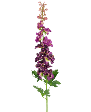 De Kunstbloem Delphinium Paars 79 cm heeft een enkele kunstmatige paarse ridderspoor steel met meerdere bloesems verticaal gerangschikt en groene, diep gelobde bladeren, tegen een effen witte achtergrond.