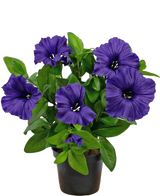 En kunstig blomst Petunia plante UV 25 cm i lilla med frodige grønne blade, udstillet i en potte mod en almindelig hvid baggrund.