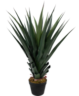 De Kunstplant Agava Pandora UV 85 cm heeft lange, puntige groene bladeren met roodachtige uiteinden, in een zwarte pot tegen een effen witte achtergrond.