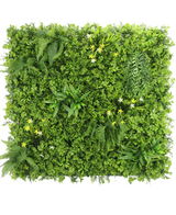 The Artificial Hedge Daffodil Smile 100x100 cm UV er en firkantet lodret grøn væg med tæt grønt løv, bregner og små gule og hvide blomster, mod en hvid baggrund set fra oven.