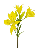 Den asiatiske kunstige blomsterlilje 66 cm gul har en stilk med flere blomstrende gule liljer og uåbnede knopper, spidse kronblade med mørke pletter i midten og grønne blade, alt sammen mod en hvid baggrund.