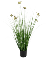 Artificial Grass Butterfly Onion Grass Pot 90cm Brandhæmmende middel har lange, tynde grønne kunstgræsblade og gullige blomster på lange stængler, præsenteret i en potte mod en almindelig hvid baggrund.