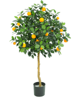 De Kunst sinaasappelboom 120 cm van Easyplants heeft weelderige groene bladeren en veel fel oranje vruchten, weergegeven in een pot tegen een effen witte achtergrond.