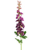 Artificial Flower Delphinium Purple 79 cm har en enkelt kunstig lilla larkespurstængel med flere blomster arrangeret lodret og grønne, dybt fligede blade, mod en almindelig hvid baggrund.