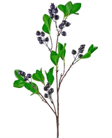 Artificial Branch Berry 76 cm lilla har en gren med lyse grønne blade og klaser af små, runde, mørkelilla bær mod en almindelig hvid baggrund.