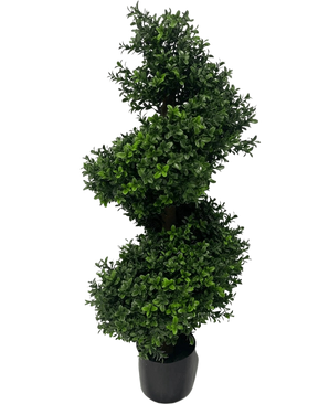 Artificial Boxwood Spiral Roman Style UV 90cm er en spiralformet kunstig topiary plante med tætte grønne blade i en sort potte, mod en almindelig hvid baggrund.