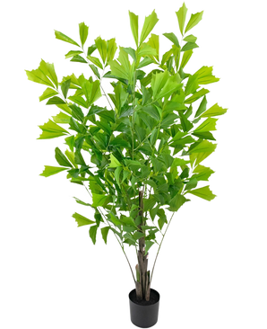 De Kunstplant Fishtailpalm 150 cm is een weelderig groene kamerpotplant met meerdere rechtopstaande stengels en grote, waaiervormige bladeren, gepresenteerd in een eenvoudige zwarte pot tegen een witte achtergrond.