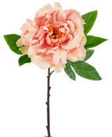 Artificial Flower Peony 61 cm blød pink er en lyserød kunstig pæon med lagdelte kronblade og et gult hjerte på en stilk med grønne blade, mod en hvid baggrund.